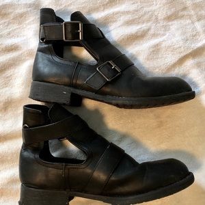 Black leather boots with buckles!!